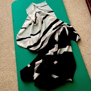 Beautiful Banana Republic Black & White Large Scarf - like new!